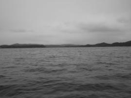 Fjord im Regen